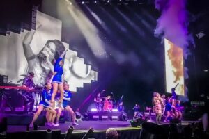 Estudiantes de la compañía de danza moderna del Tec, campus Hidalgo, interpretando una coreografía durante el concierto de Belanova en el Palacio de los Deportes