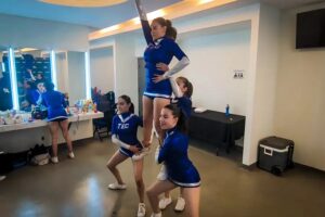Miembros de la compañía de danza moderna del Tec, campus Hidalgo, ensayando en el camerino antes de su presentación en el concierto de Belanova