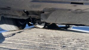 Una mujer sufrió el robo de pertenencias y daños en su vehículo tras ser atacada en la autopista.
