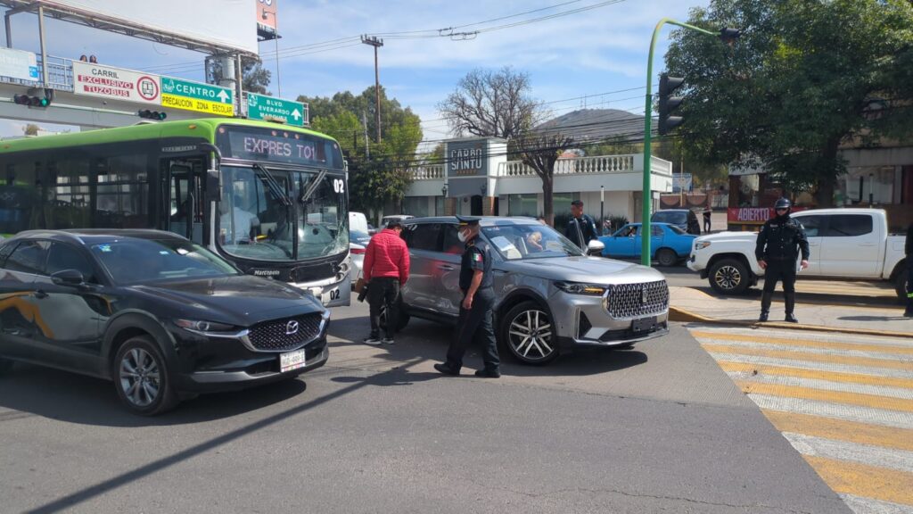 Un percance vial en el bulevar Felicidades Ángeles movilizó a las autoridades