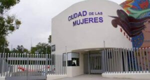 Autoridades y colectivos se reúnen en Tepeji del Río para crear estrategias contra la violencia vicaria.