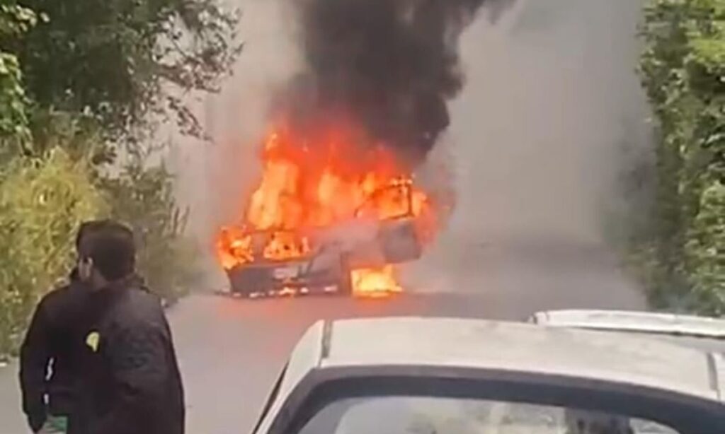 Atlapexco: Incendio de auto genera caos vehicular y alarma entre los conductores
