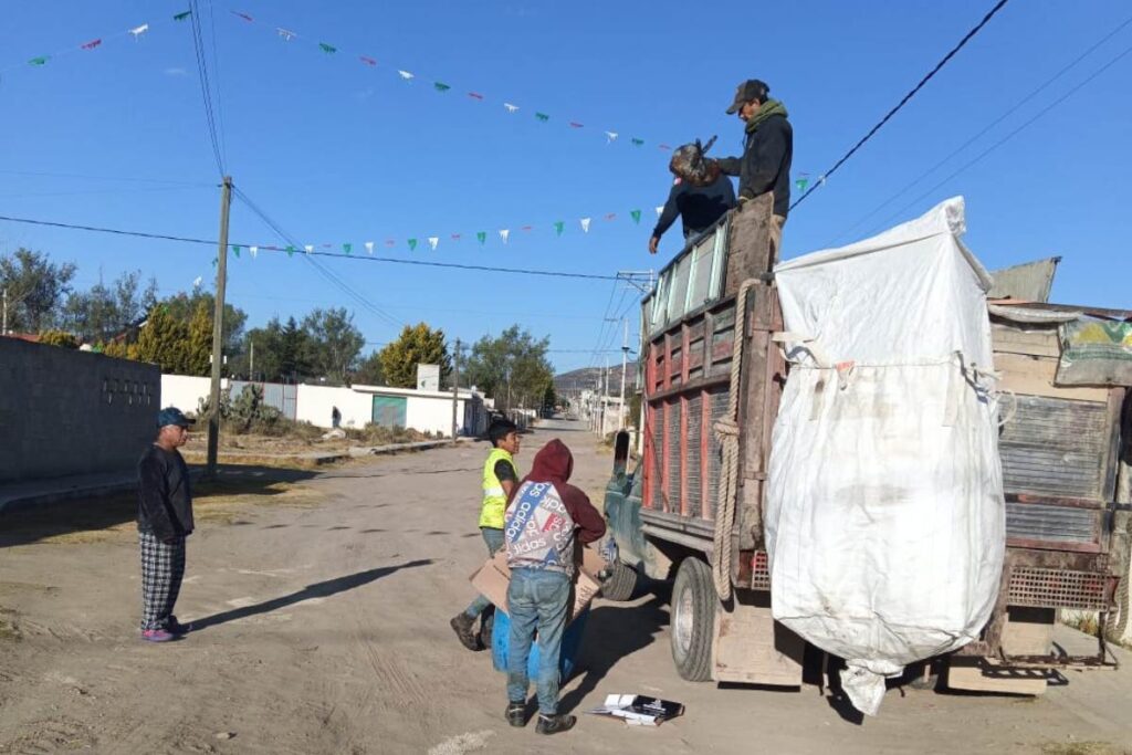 Para la recolección de la basura han tenido el apoyo de un camión particular