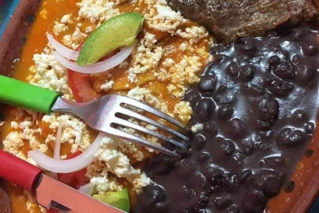 El plato huasteco, que incluye una variedad de ingredientes frescos y sabrosos.