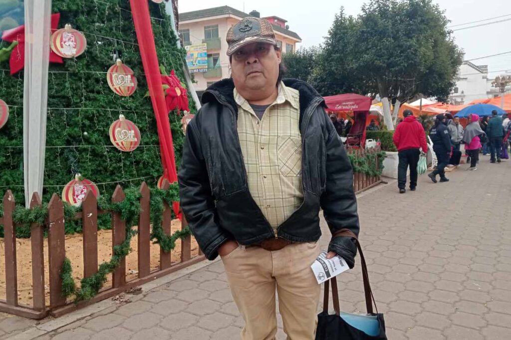 Aquilino Carlos Damián, vecino de Papaxtla, Xochicoatlán, se traslada junto a su madre hasta Zacualtipán para que ella reciba atención médica