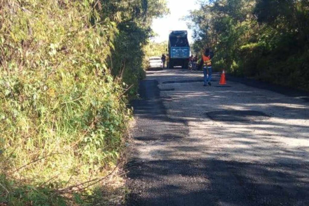 Las labores de bacheo se llevaron a cabo de manera superficial y únicamente mientras estuvieron presentes las autoridades, señalan vecinos