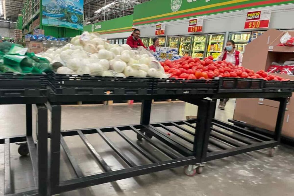 La cebolla registró un aumento y el jitomate presentó baja en su precio
