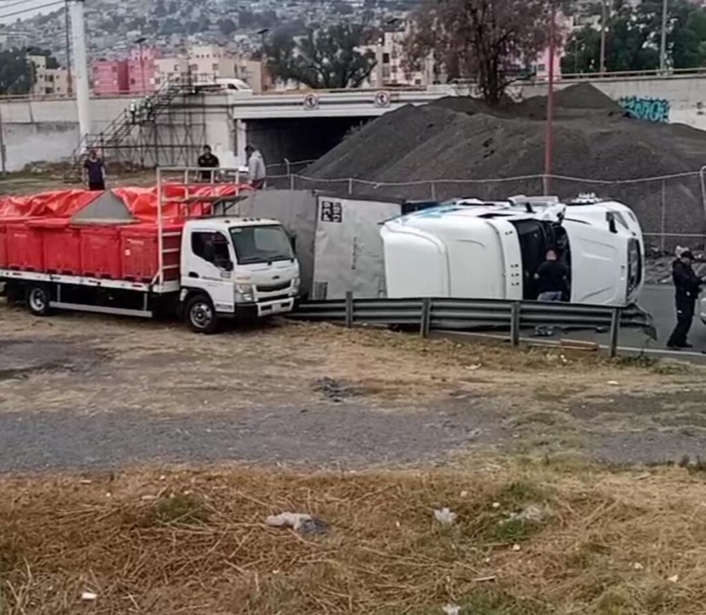 En la México-Pachuca, la volcadura de un tráiler con pollo generó actos de rapiña