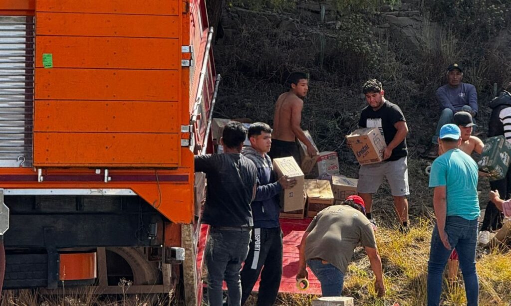 Camión vuelca en la Pachuca-Actopan; la circulación se vio afectada por el incidente