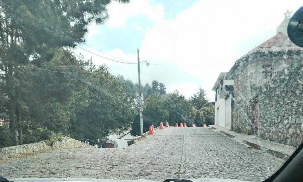 Debido a la feria de Real del Monte, piden a pobladores ofrecer estacionamiento temporal