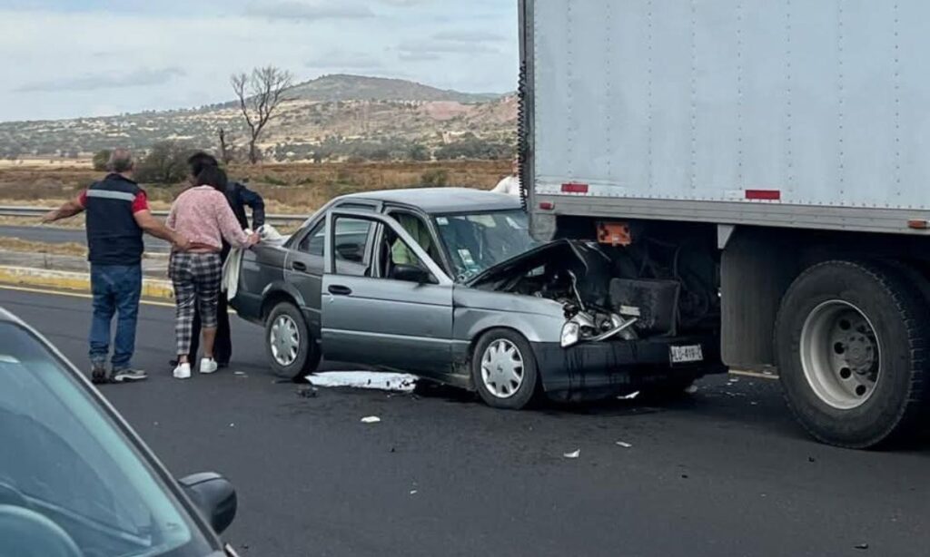 Accidente en Tlanalapa entre un auto y un camión; este fue el resultado de la colisión