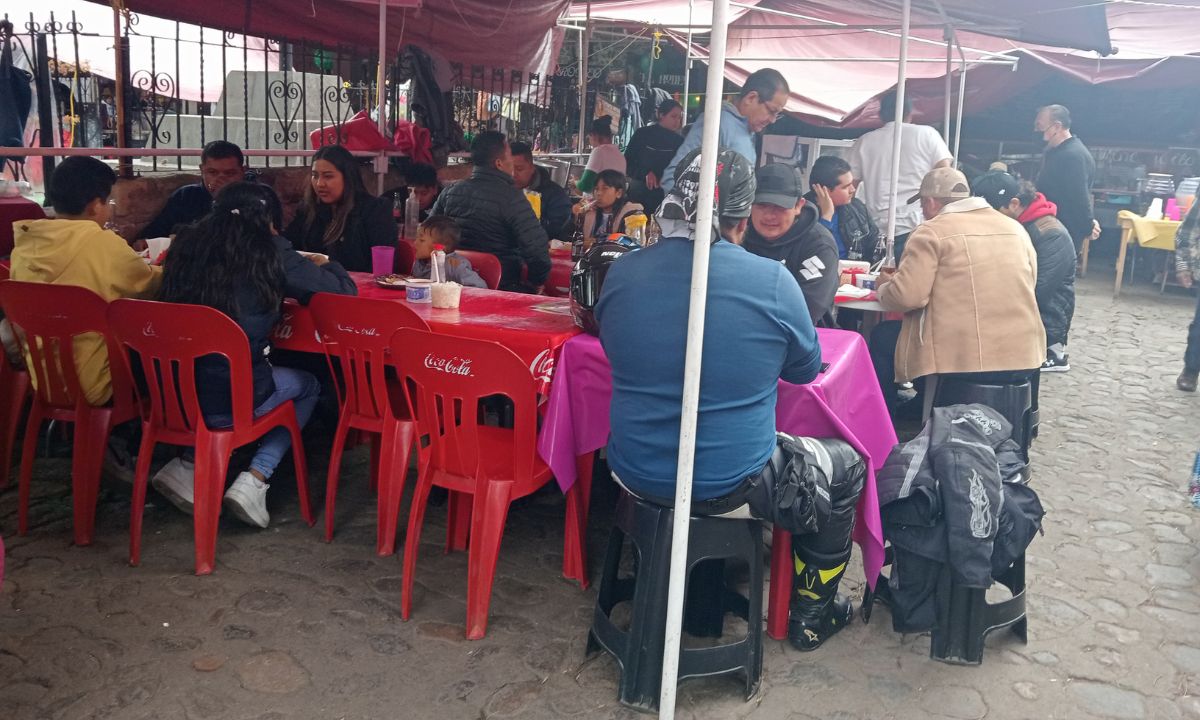 Los turistas comieron en puestos de antojitos del centro del municipio | Foto: Martha Sáenz