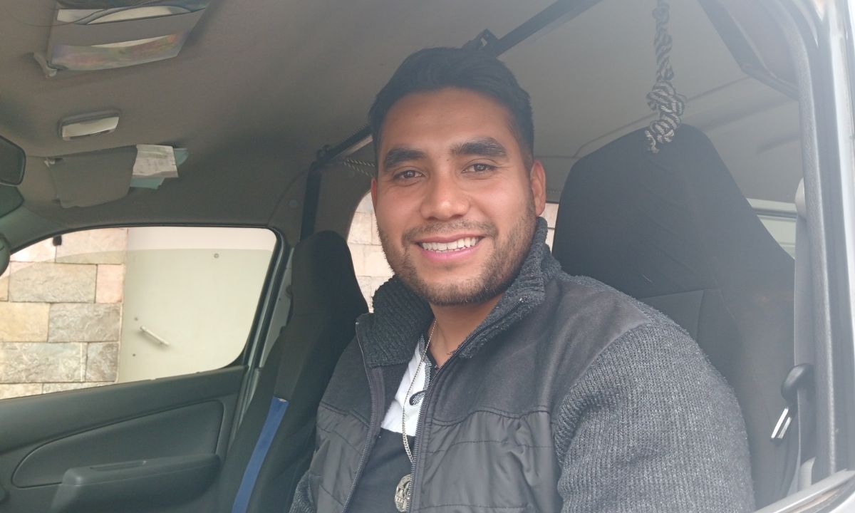 Emanuel Lazcano es conductor de transporte público en Atotonilco el Grande | Foto: Martha Sáenz