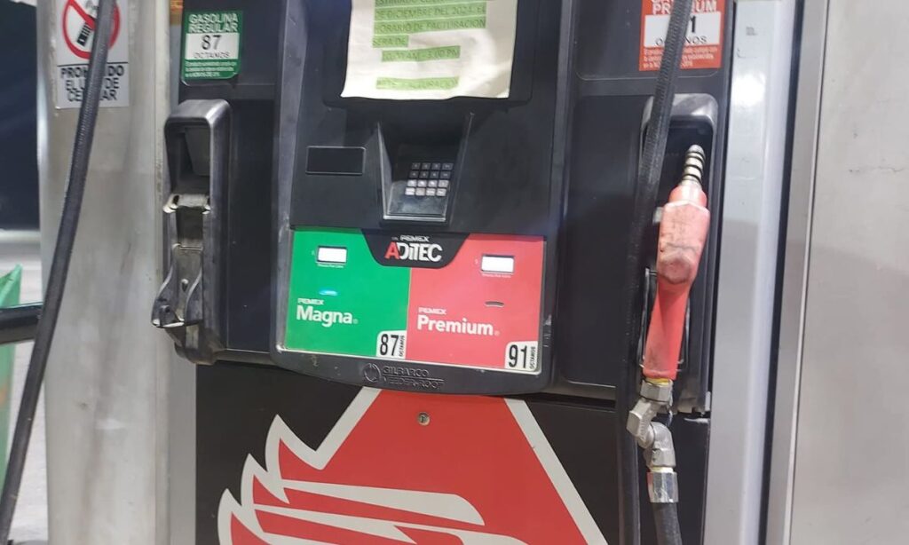 De acuerdo con un trabajador de una estación de servicio, la tendencia en el costo de gasolina va al alza | Foto: Salomón Hernández