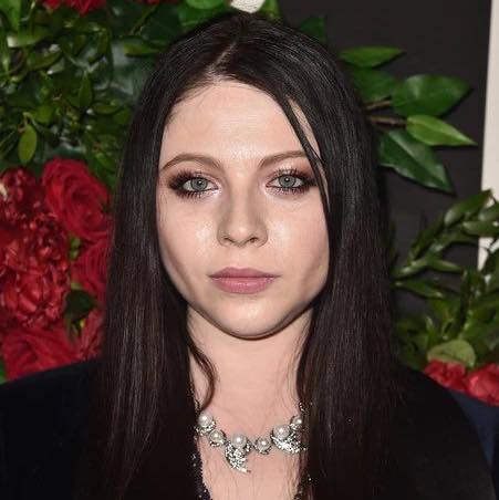 Retrato de la talentosa Michelle Trachtenberg, símbolo de una generación en el entretenimiento