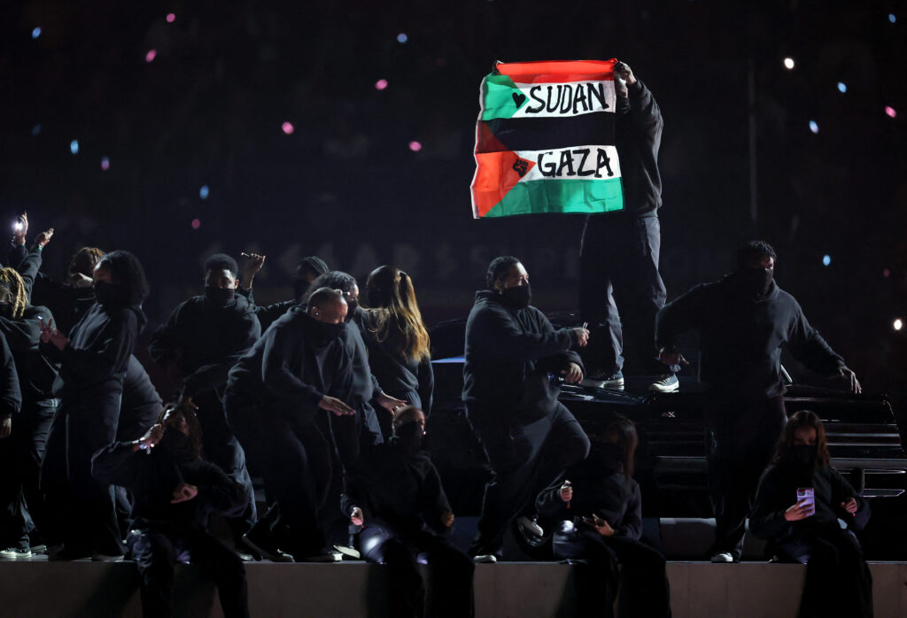 Polémica en el Super Bowl por bailarín que desplegó una bandera de Palestina-Sudán