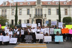 El contingente llegó a la presidencia de Pachuca, donde dialogó con el secretario general del ayuntamientoFoto: Juan Martínez