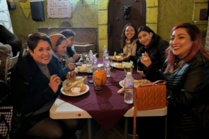 Descubre las cervezas artesanales de la primera mujer cervecera de Hidalgo acompañadas de comida tradicional huasteca