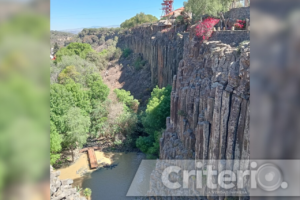 Estas impresionantes columnas de piedra, formadas por lava volcánica, alcanzan alturas de hasta 40 metros