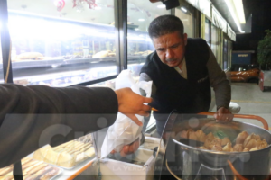 Desde muy temprano, Jeremías y su esposa preparan cientos de tamales para sus clientes en Pachuca