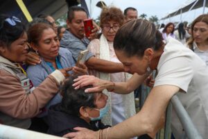 La presidenta Sheinbaum junto a la gobernadora de Veracruz, Rocío Nahle, reafirmando el compromiso con el bienestar social