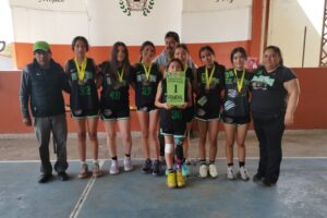 David Quiterio Mendoza, presidente de la Asociación Hidalguense de Basquetbol, encabeza la premiación a los campeones