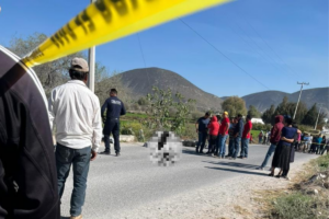 Servicios de emergencia acudieron al lugar del accidente en Ixmiquilpan, pero nada pudieron hacer