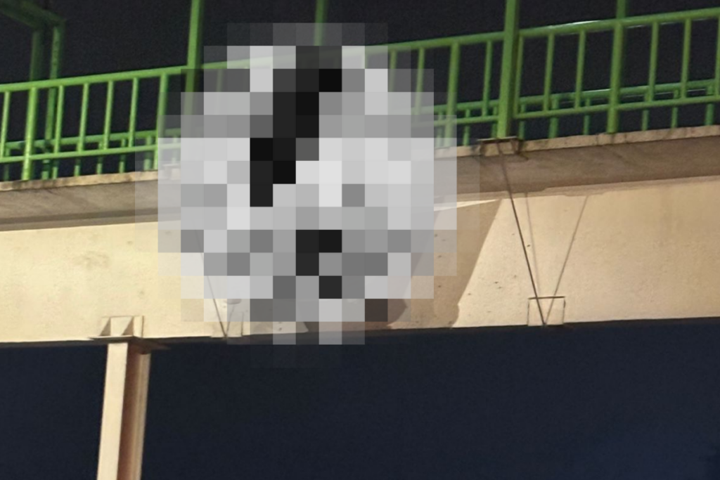 Policías retiraron la manta hallada en un puente de Tulancingo con un mensaje amenazante
