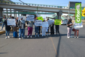 Manifestantes refuerzan el bloqueo en la entrada de la UPP, exigiendo respuestas.