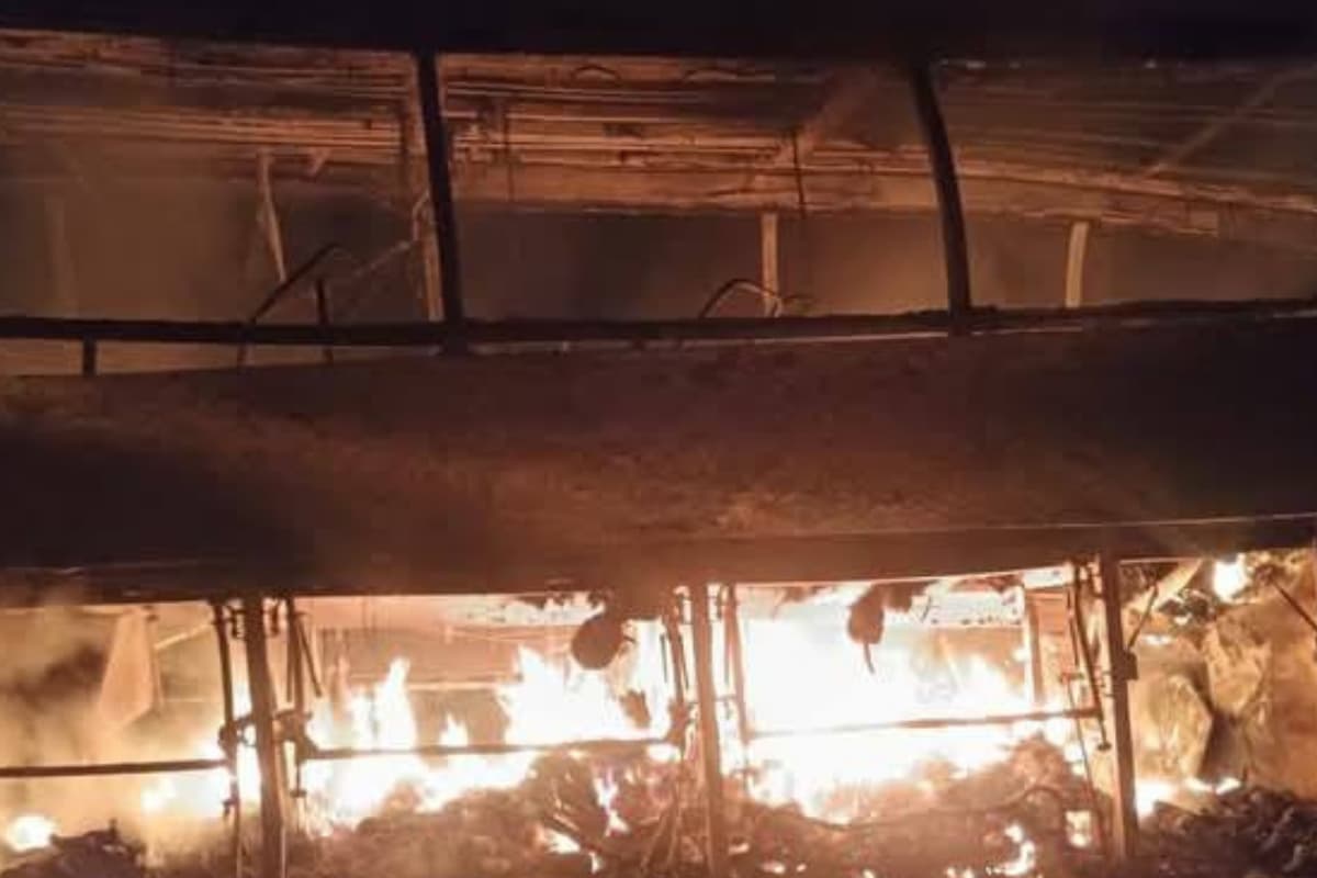 Los restos calcinados del autobús y tráiler evidencian la magnitud de la tragedia en Escárcega