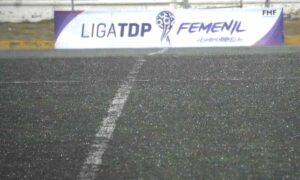 La lluvia y el granizo impidieron que continuara el juego de Mineras CeumhFoto: Alejandro Velázquez