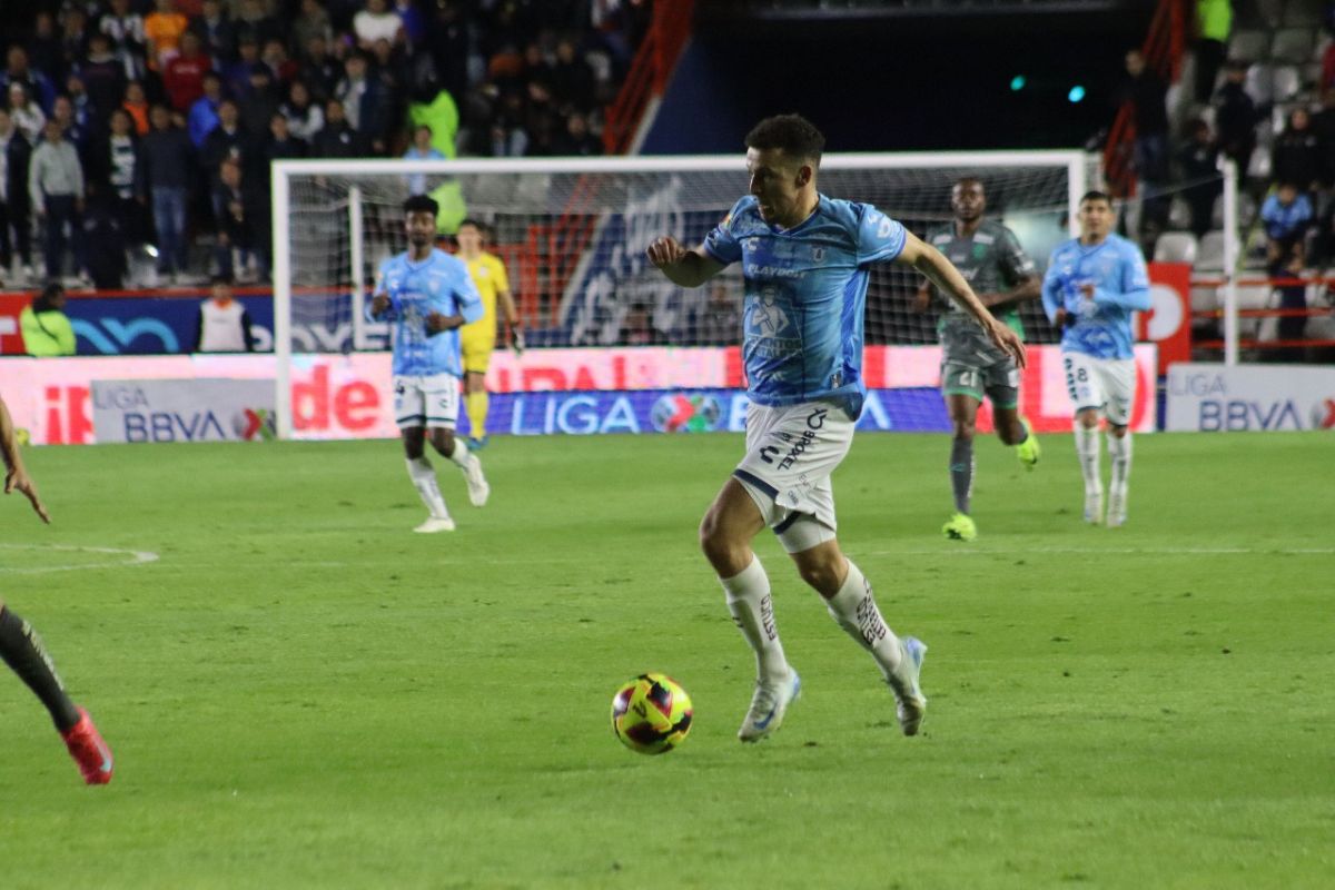John Kennedy anota el gol del empate para los Tuzos antes del descanso