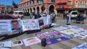 Familiares de desaparecidos marchan en Pachuca con mantas y consignasFoto: Saúl Hernández 