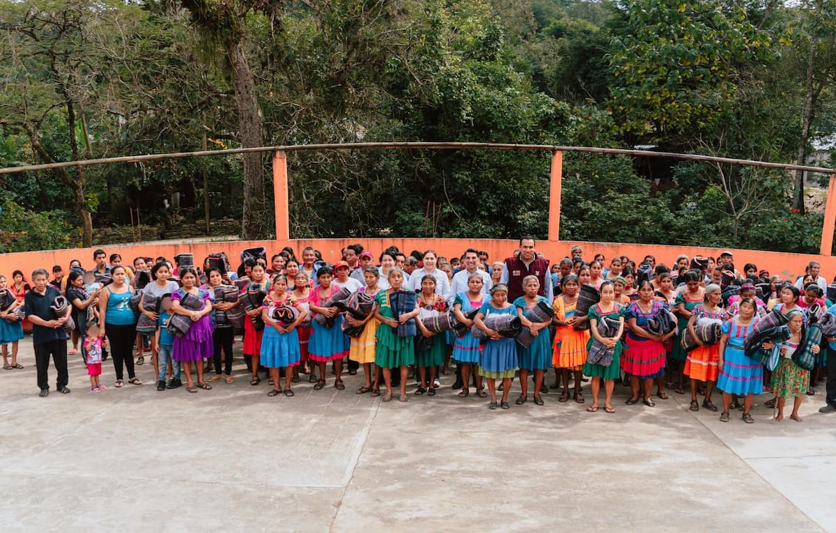 El Sistema para el Desarrollo Integral de la Familia de Hidalgo (DIFH) recorrió 41 localidades de Huejutla, donde entregó 5,000 cobijas y diversas ayudas técnicas a familias|