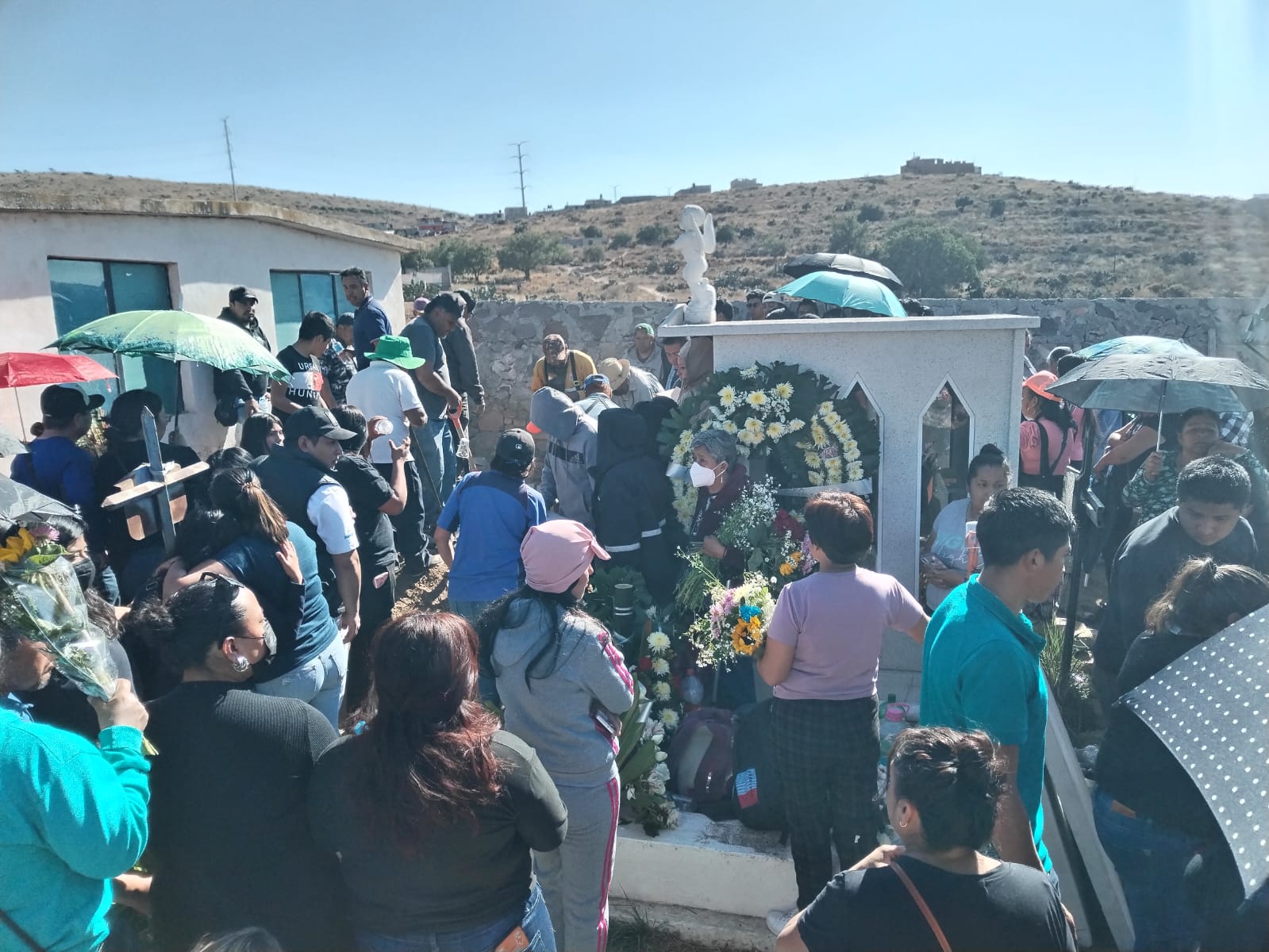 Una multitud acompañó los ataúdes hasta su descanso final en el panteón