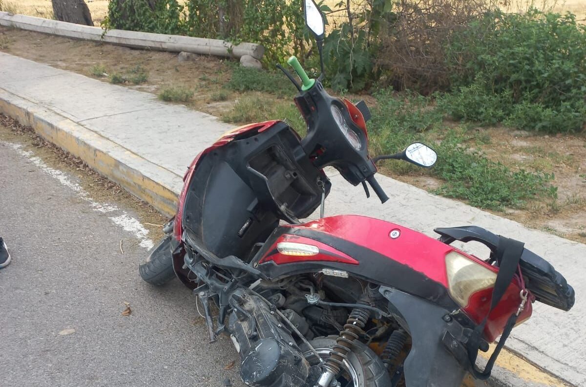 Madre y tres menores sufrieron un accidente en una motocicleta; ninguno llevaba protección