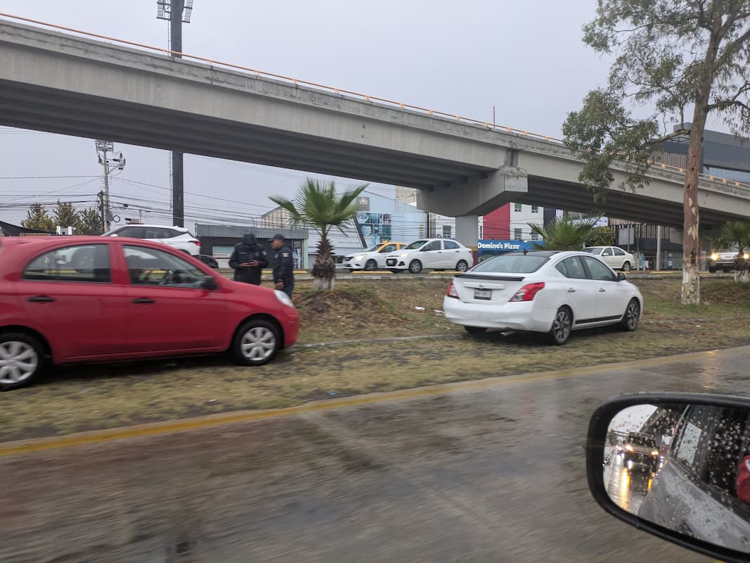 Elementos de seguridad regulan el tráfico tras los incidentes viales en diversos puntos de la ciudad