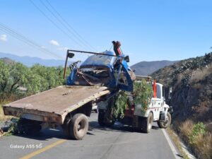 Autoridades retiran contenedores de hidrocarburo después del accidente en San Juan Tepa