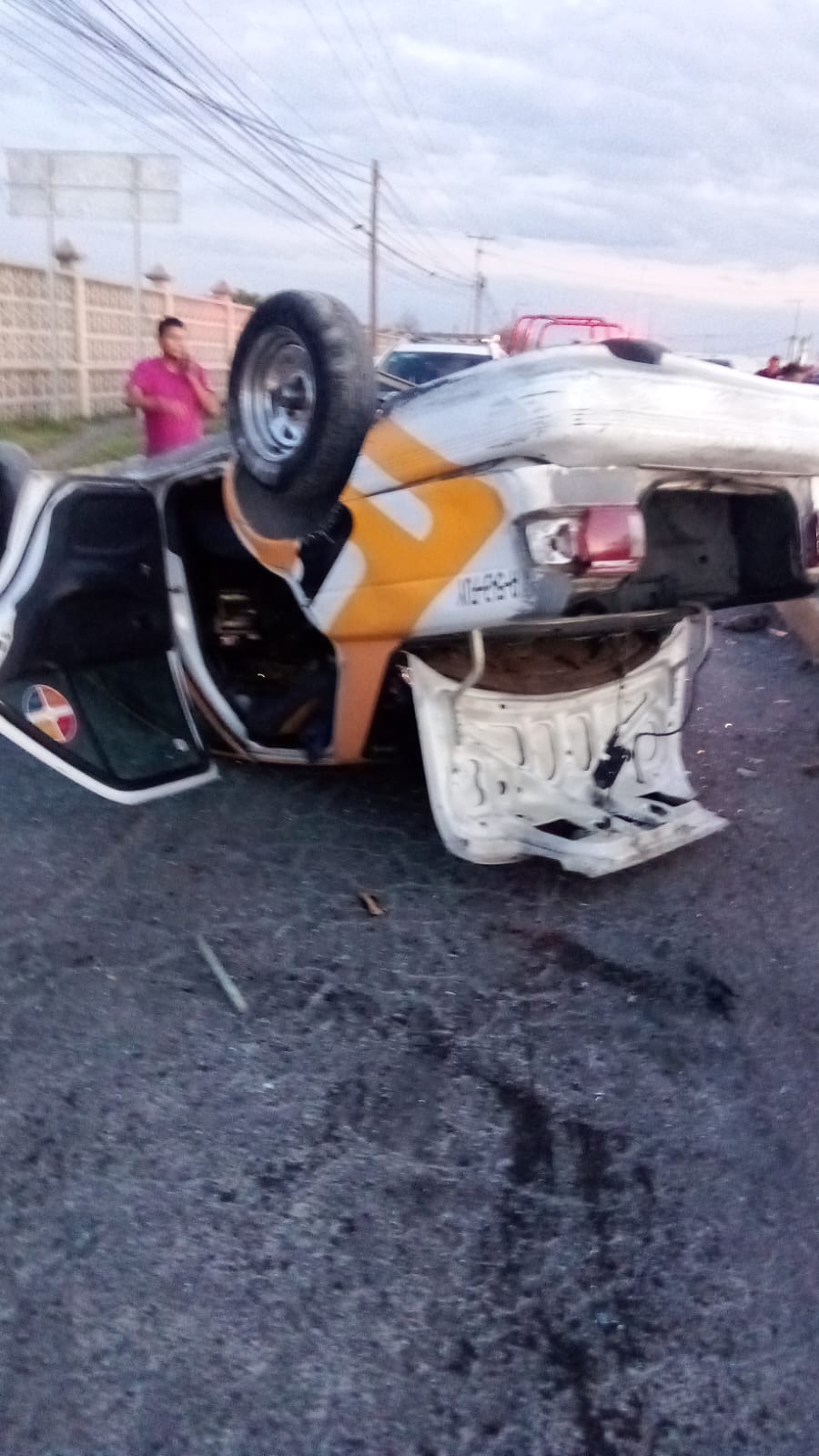 Un taxi volcó en la carretera Pachuca-Sahagún, dejando un lesionado