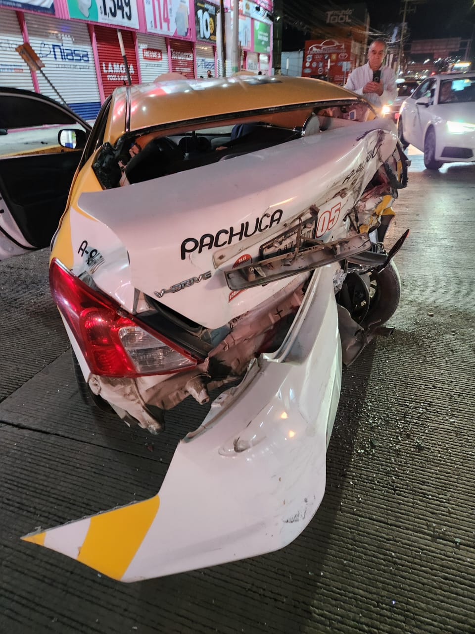 El choque involucró a un vehículo particular y taxis metropolitanos
