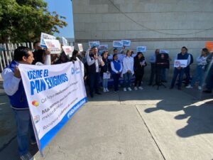 Pacientes en Hidalgo reciben atención en pasillos debido al colapso hospitalario.