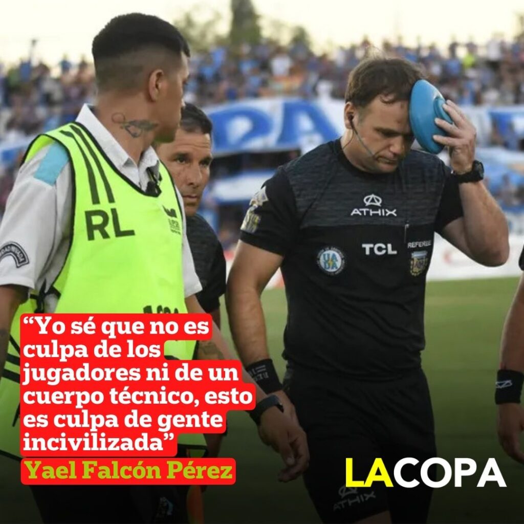 El árbitro Yael Falcón Pérez corrió a ayudar a su asistente, y después de comprobar que Martín no estaba en condiciones de continuar