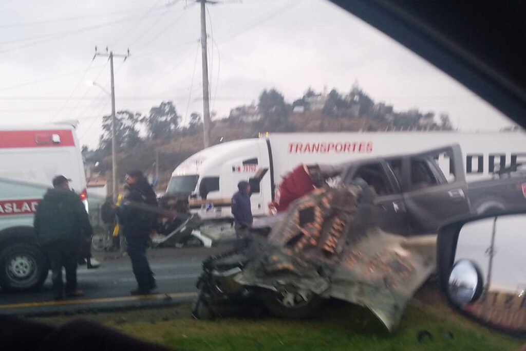 La camioneta quedó sobre el camellón central con el frente destrozado