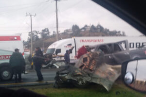 La camioneta quedó sobre el camellón central con el frente destrozado