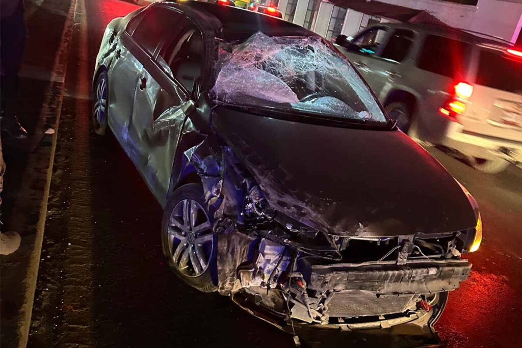 Una camioneta que transportaba vidrios fue impactada por un vehículo Jetta