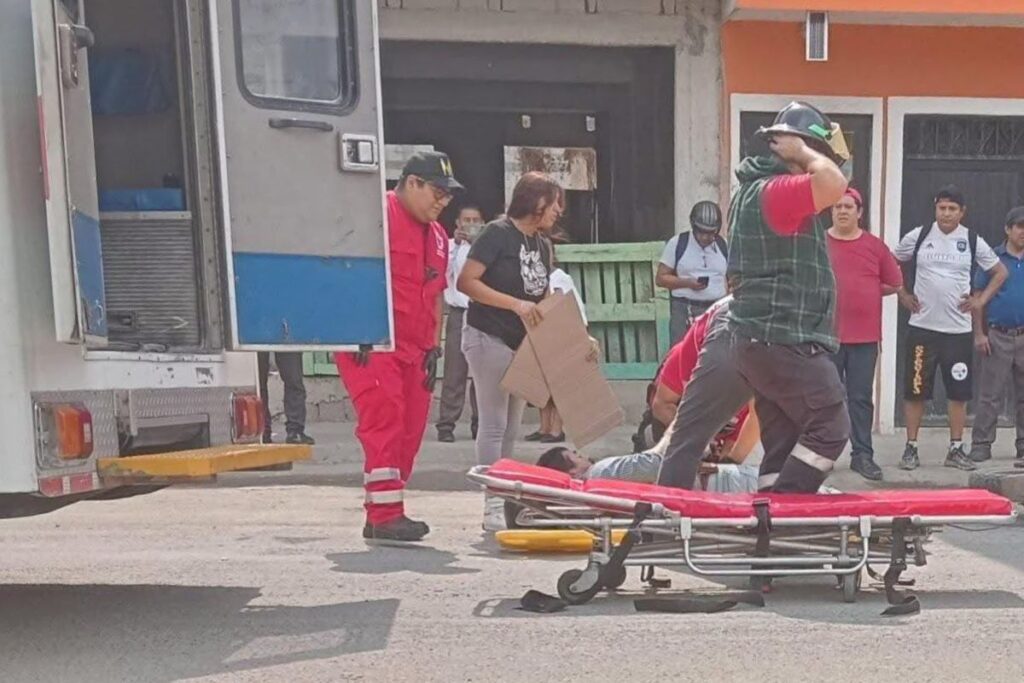 Huejutla: Motociclista rebota entre dos vehículos tras fallido rebase en vía estatal