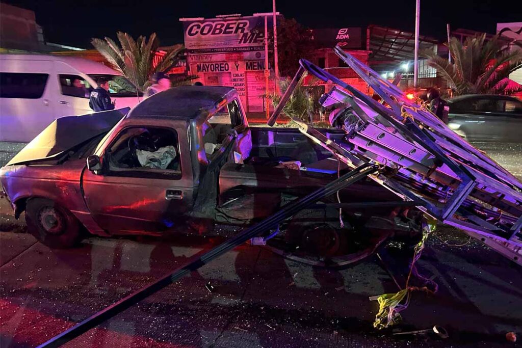 La camioneta volcó sobre unos de sus costados y se hicieron añicos los vidrios que transportaba