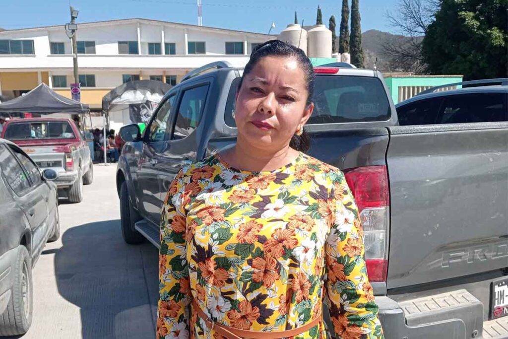 Ana Laura Chávez señala que además del drenaje, necesitan que continúe la pavimentación 