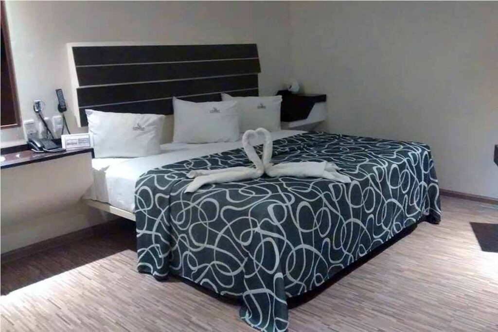 Una habitación sencilla ronda los $320.00 pesos por ocho horas