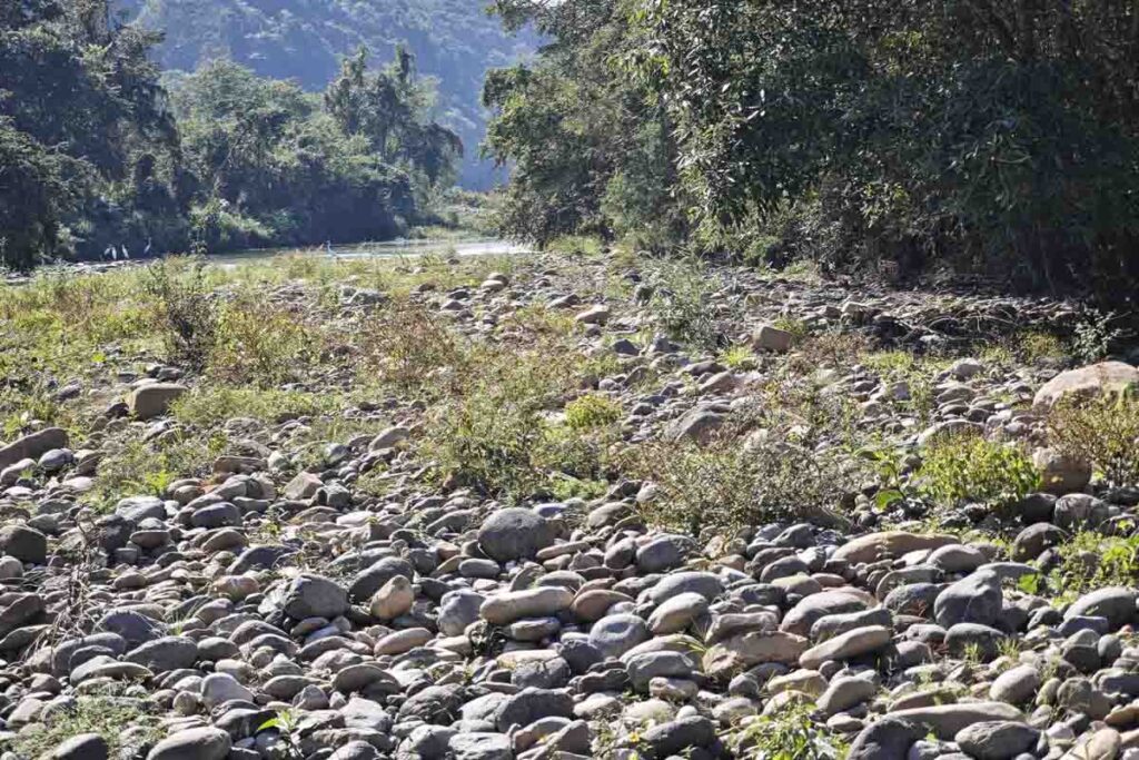 Las piedras son saqueadas para ser trituradas y vendidas como grava o arena, sin que nadie rinda cuentas por ello